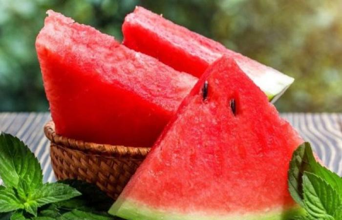 أهم فاكهة في الصيف.. هؤلاء الأشخاص ممنوعون من أكل البطيخ بغزارة ويهدد حياتهم