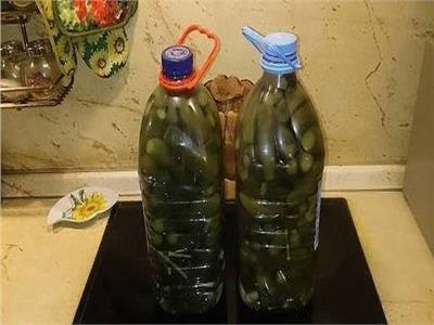 “احذري”… استخدام الزجاجات البلاستيك في تخزين المخلل خطر يهدد الصحة