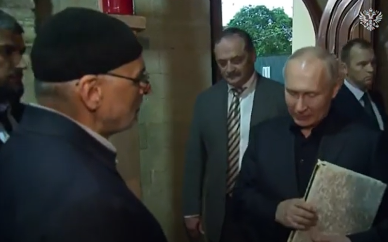 بعد حرق المصحف في السويد.. بوتين يحتضن نسخة من القرآن ويعلن احترامه لمشاعر المسلمين