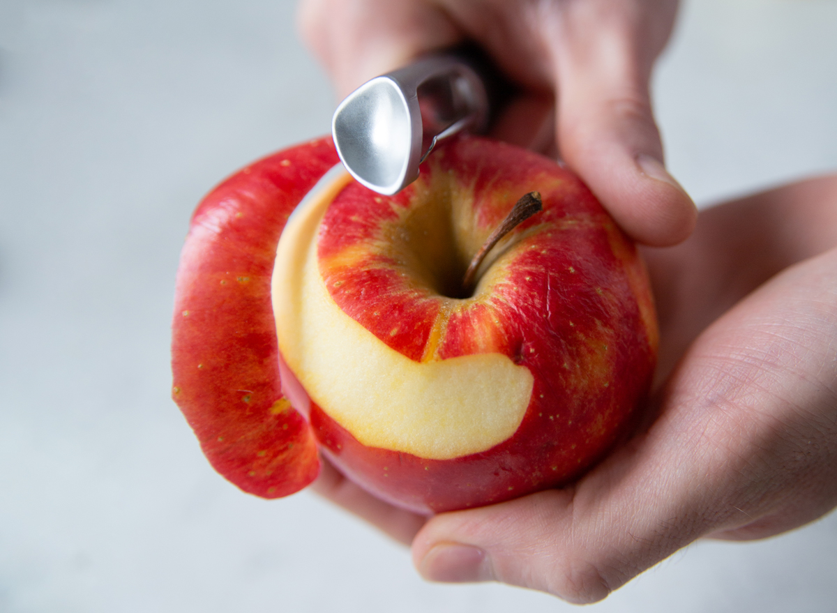 The Health Benefits of Eating Apples with their Skin