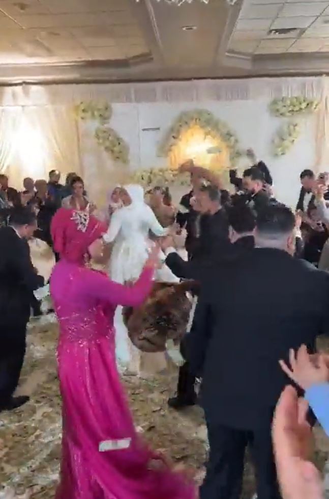 فلسطيني يلقي 150 ألف دولار تحت أقدام العروسة.. ورواد السوشيال ميديا: كنت اتبرع بيها لـ غزة