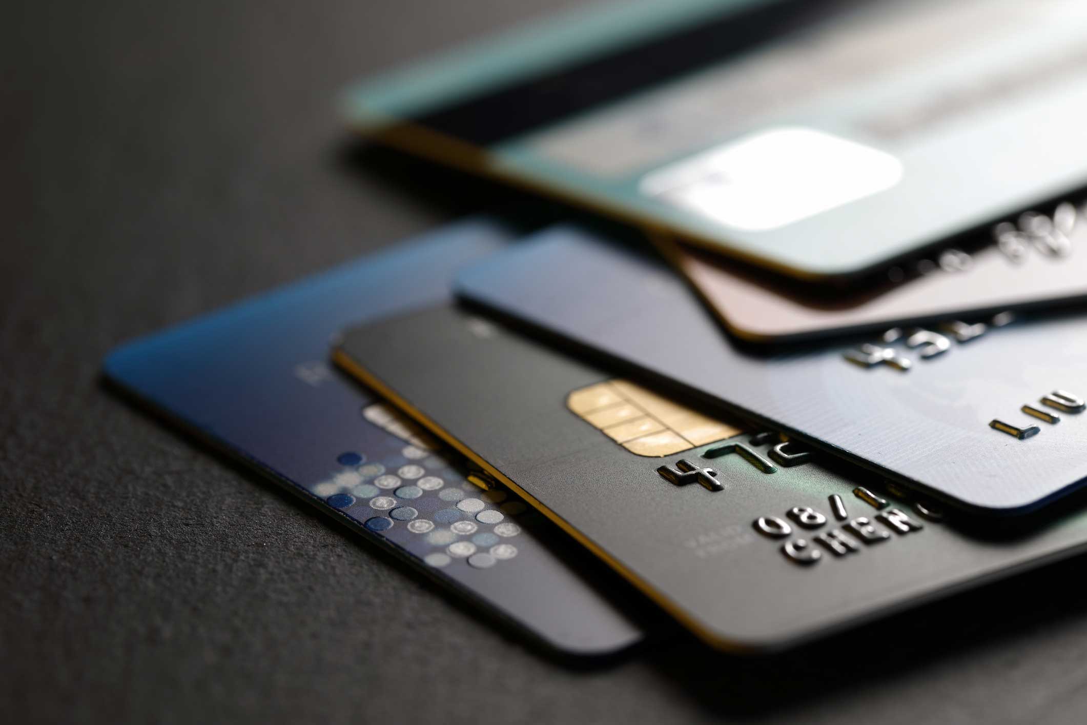 البنوك توقف السداد بالعملات الأجنبية عند استخدام بطاقات الخصم المباشر بالجنيه في الخارج